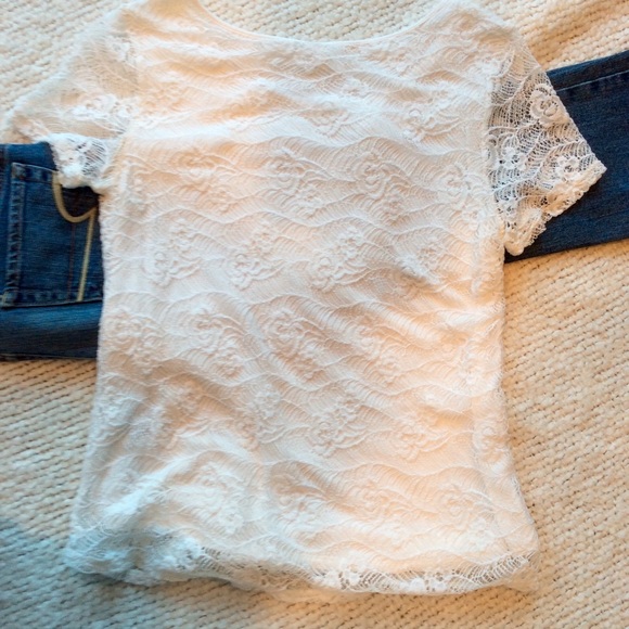 Cream top with delicate crochet design - Picture 3 of 4